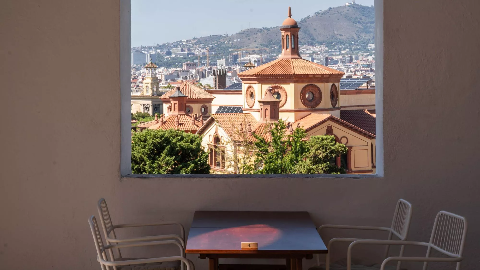 Los porches de La Greca en los Jardins del Grec con vistas a Barcelona / Cedida 