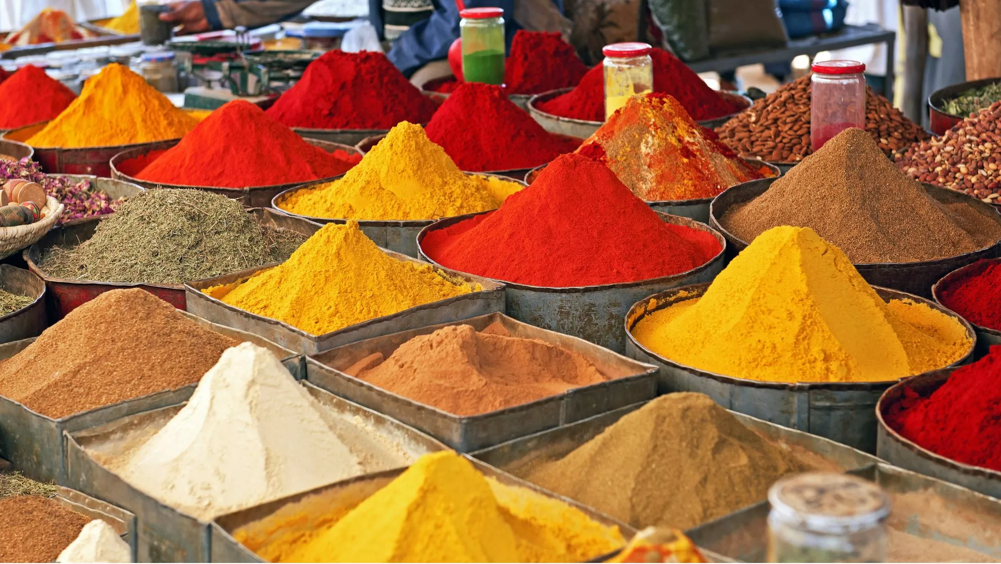 Especias de todo tipo en un mercado / Canva