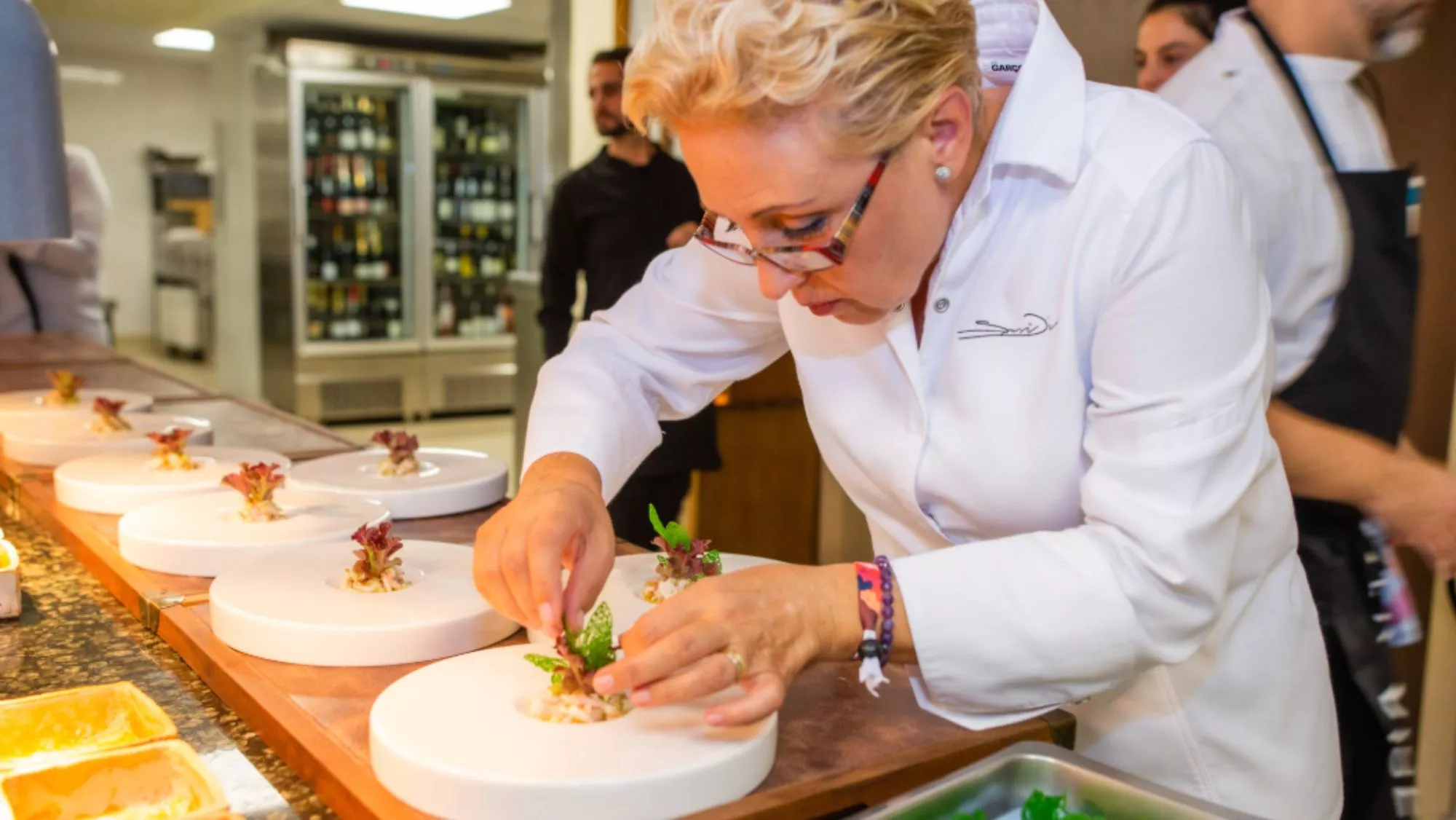La chef Susi Díaz en su restaurante, es una de las embajadora de Acción contra el Hambre / Cedida
