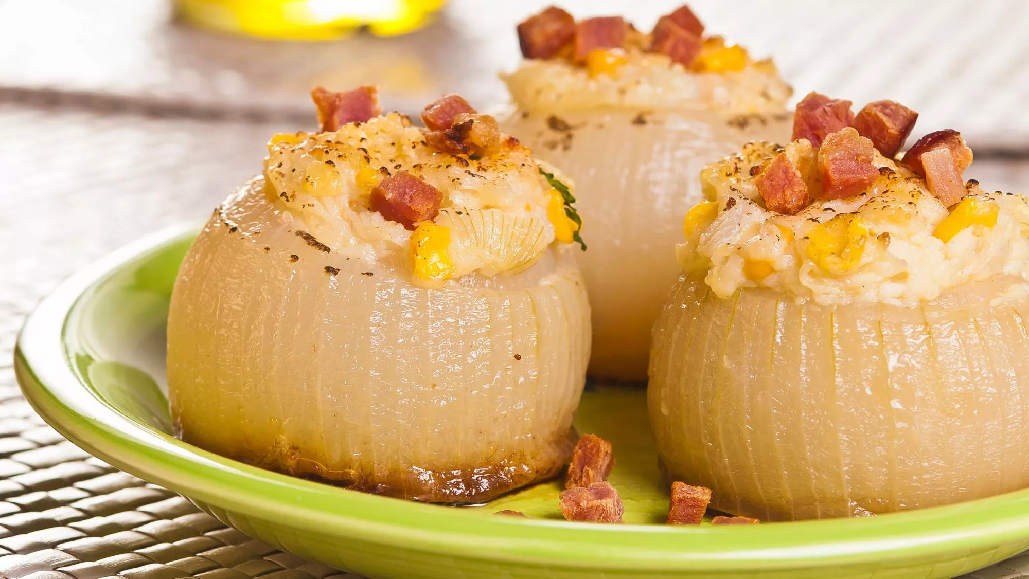 Plato de cebollas rellenas / Canva