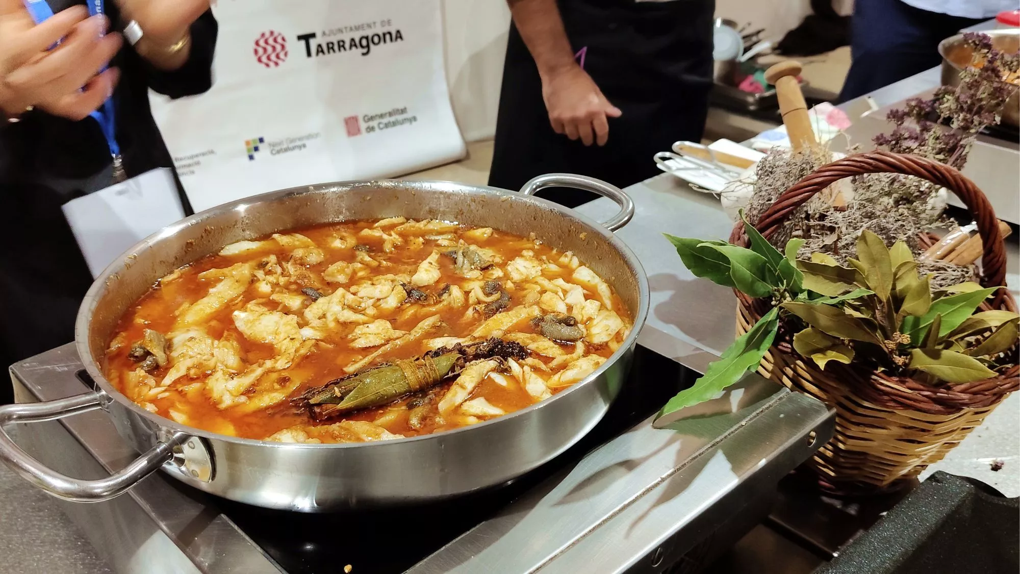 Cazuela de romesco, elaborado con bacalao y sin pimiento (pero con pimentón), en el Congreso del Romesco / Òscar Gómez