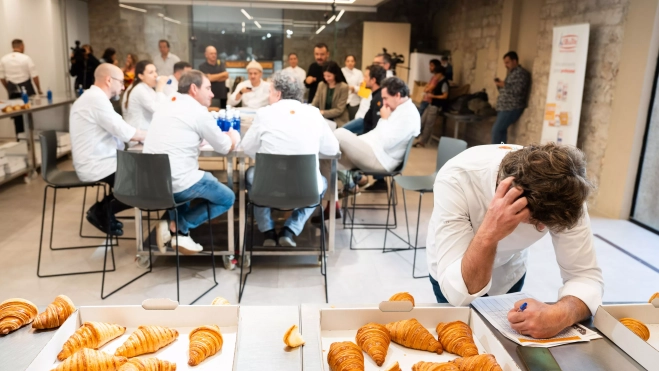 El jurado del concurso de Mejor Croissant de Mantequilla 2025 deliberando / SIMÓN SÁNCHEZ El jurado del concurso de Mejor Croissant de Mantequilla 2025 deliberando / SIMÓN SÁNCHEZ