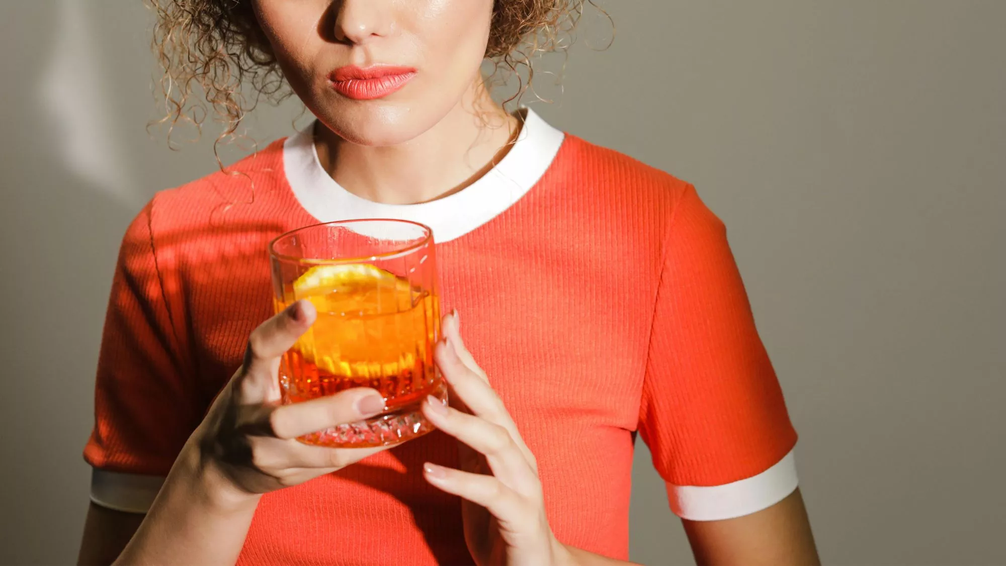 Chica tomando un cóctel / Pexels / Cómo reducir el consumo de alcohol sin renunciar a la vida social: los consejos de dos expertas Chica tomando un cóctel / Pexels / Cómo reducir el consumo de alcohol sin renunciar a la vida social: los consejos de dos expertas
