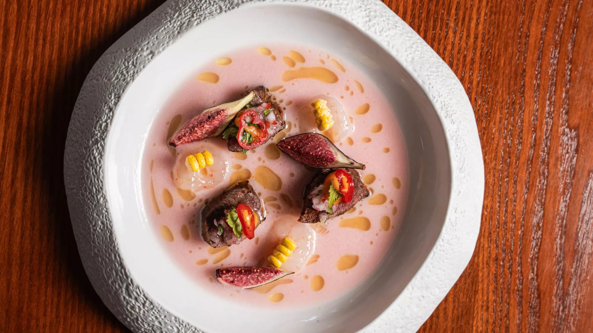 El ceviche perú-thai de ciervo y gamba de Hiu y Es Arraïtzes en el Festival Mar y Muntanya / Jordi Domènech / Agenda gastronómica de octubre 2025: todos los eventos para hacer en Barcelona
