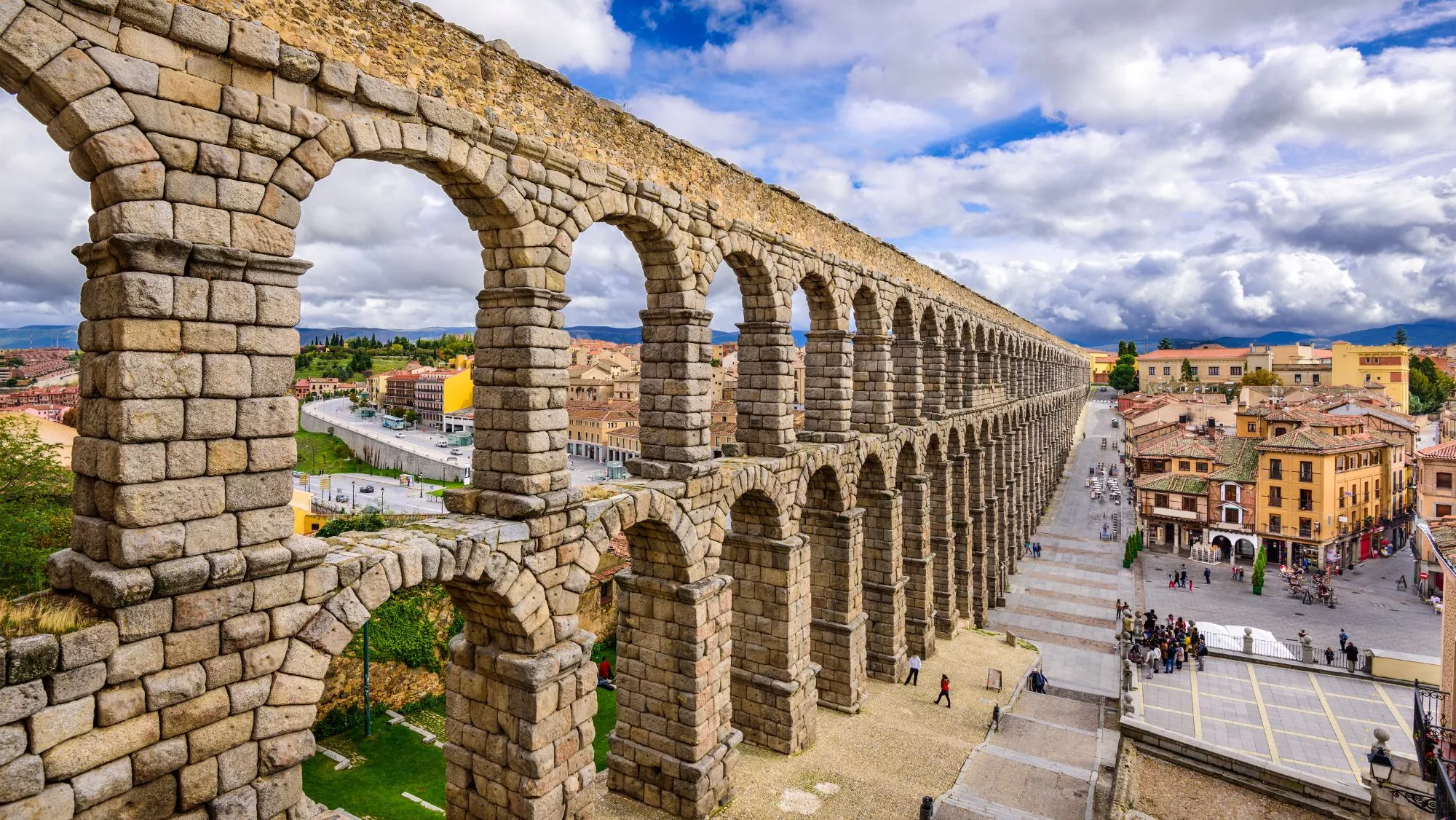 La ciudad de Segovia con su acueducto romano / Canva / 48 horas en Segovia: dónde comer, beber y disfrutar del mejor cochinillo y los típicos judiones