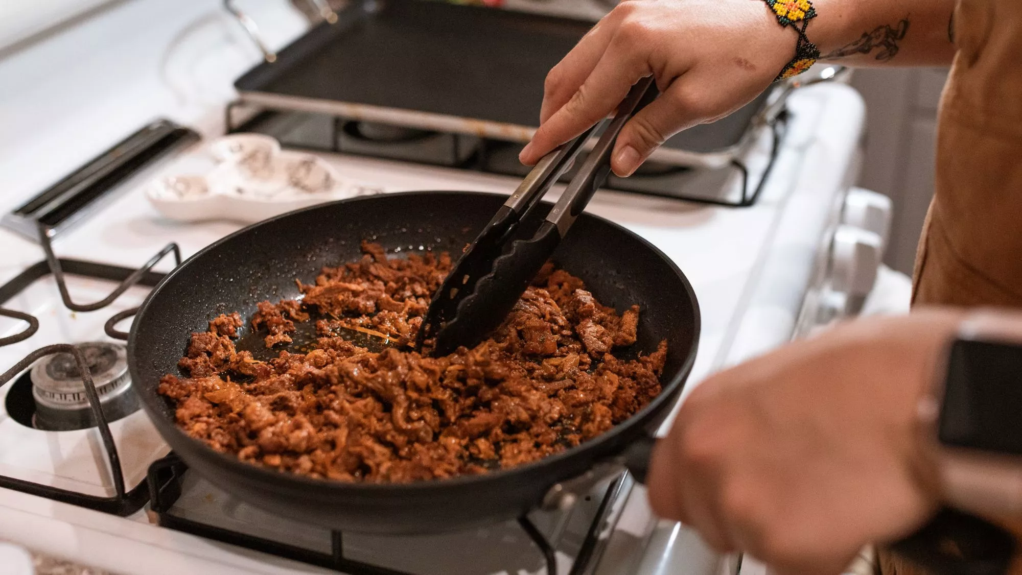 Persona cocinando en una única sartén ('one pan cooking') / Canva