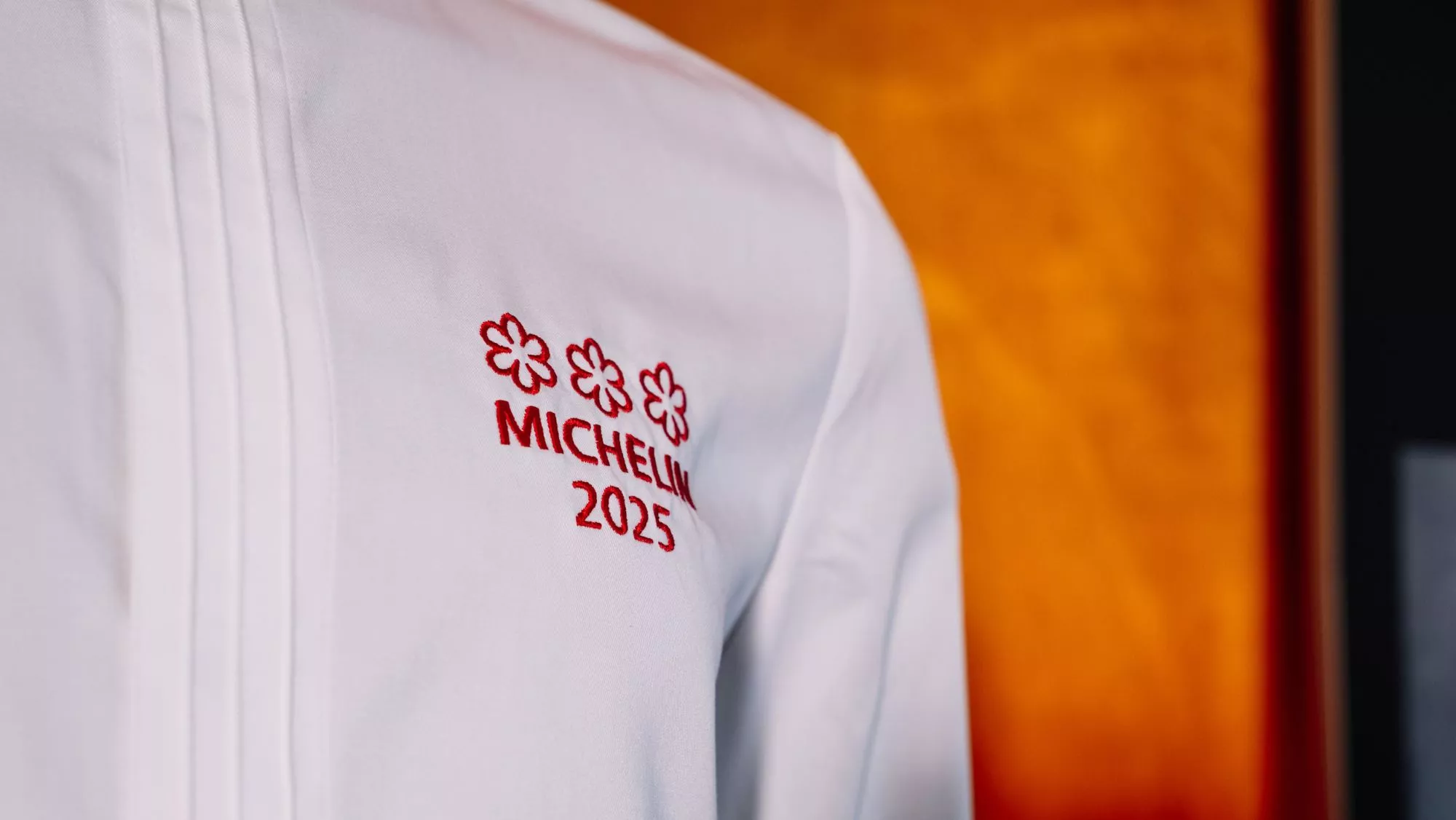 Chaquetilla de uno de los chefs españoles con tres estrellas Michelin en la Guía 2025 / Cedida