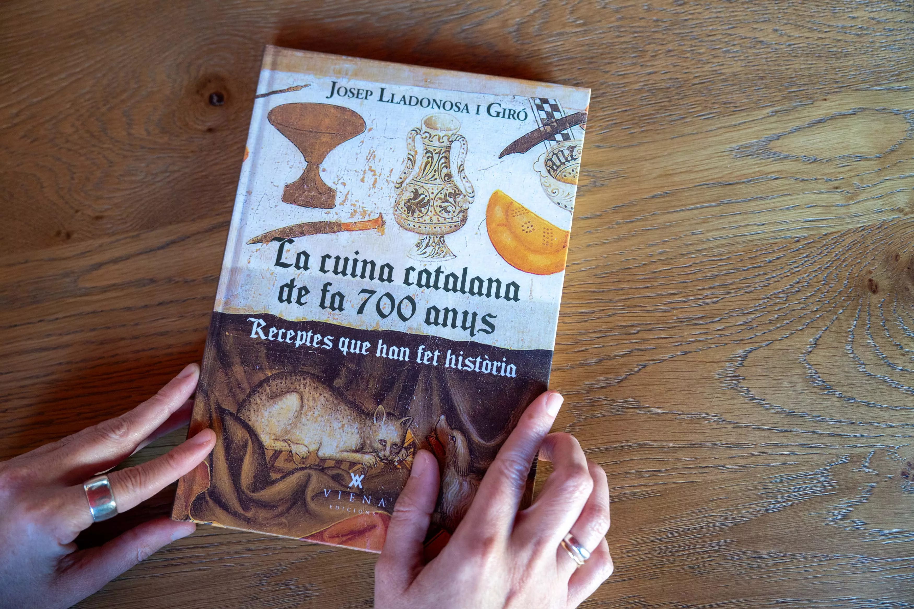 El libro 'La cuina catalana de fa 700 anys' (Viena Edicions) de Josep Lladonosa / GALA ESPÍN El libro 'La cuina catalana de fa 700 anys' (Viena Edicions) de Josep Lladonosa / GALA ESPÍN