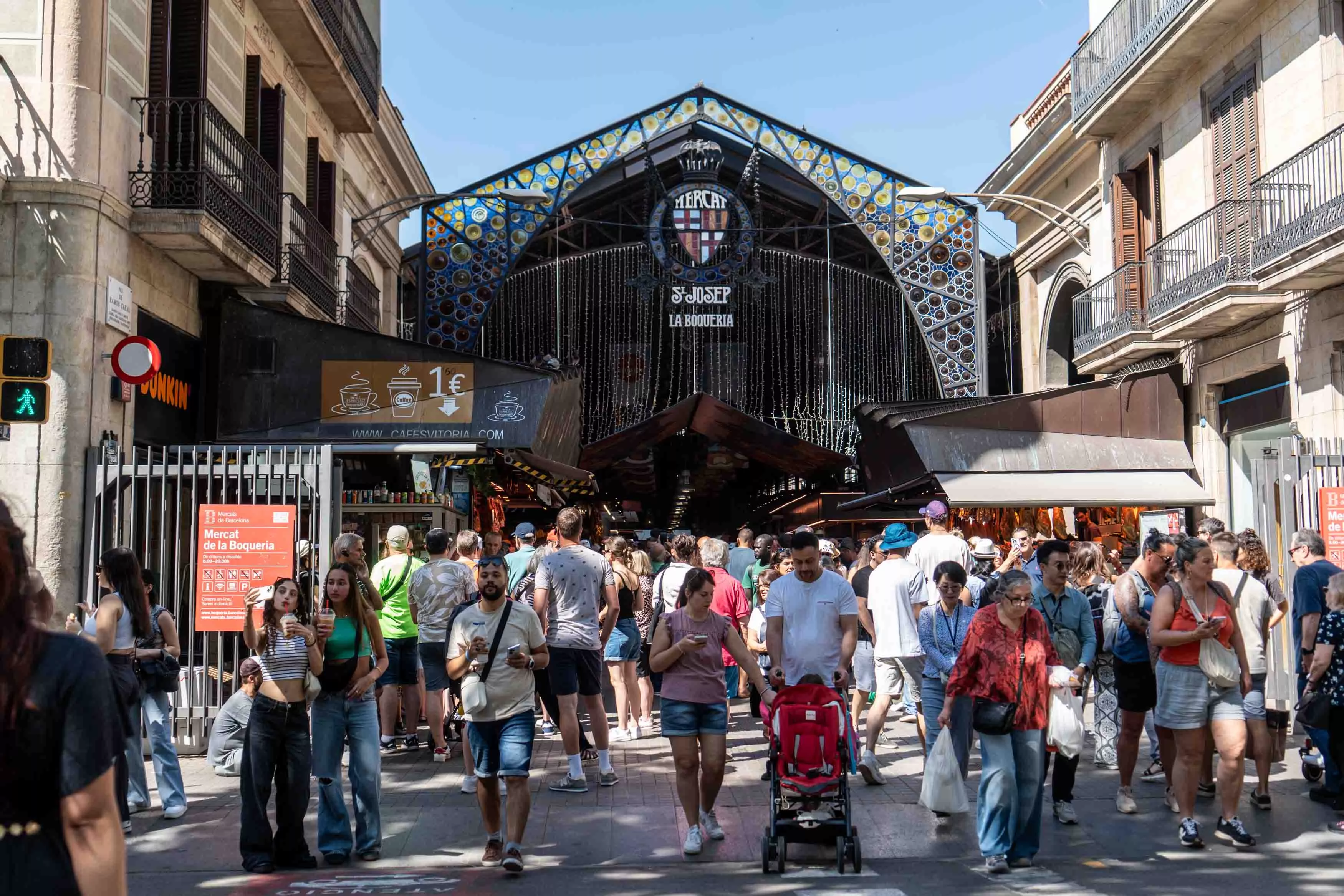 Entrada al mercado de La Boqueria en Barcelona / GALA ESPÍN