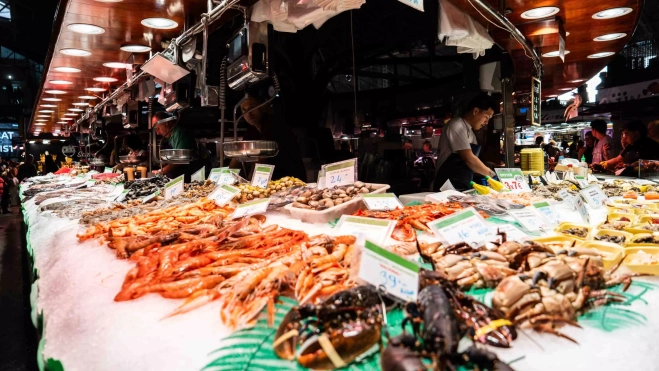 Una parada de pescado en el Mercado de La Boquería (Barcelona) / GALA ESPÍN Una parada de pescado en el Mercado de La Boquería (Barcelona) / GALA ESPÍN