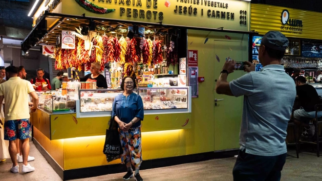 Turistas haciéndose fotos en el Mercado de La Boquería / GALA ESPÍN Turistas haciéndose fotos en el Mercado de La Boquería / GALA ESPÍN