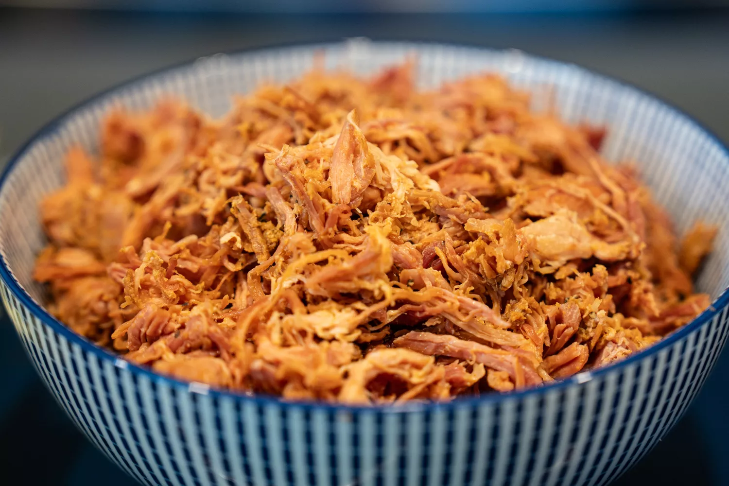 El 'pulled pork' previamente cocinado y desmenuzado en Kasa Hanaka / ÒSCAR GIL COY 