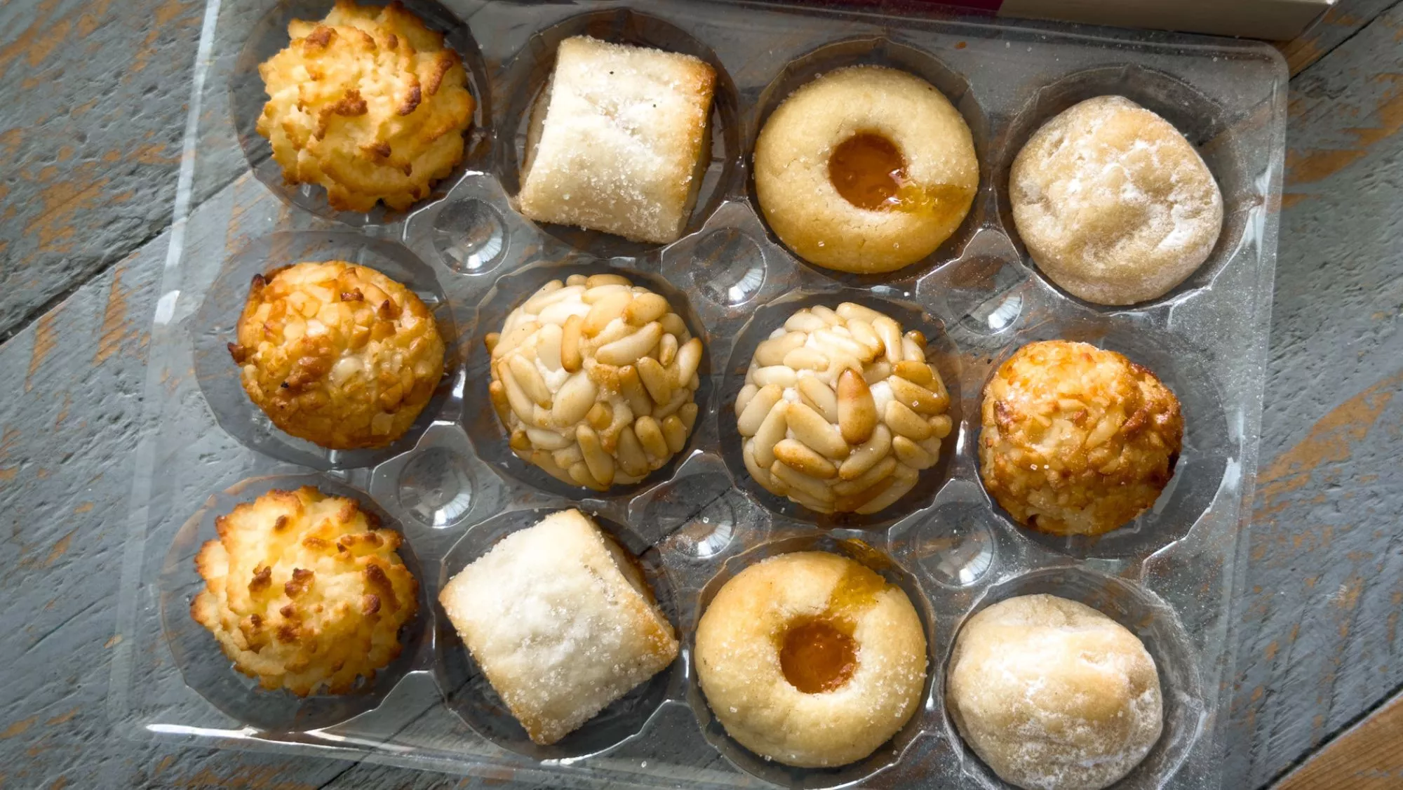 Caja de panellets variados del supermercado Ametller Origen / Iker Morán Caja de panellets variados del supermercado Ametller Origen / Iker Morán