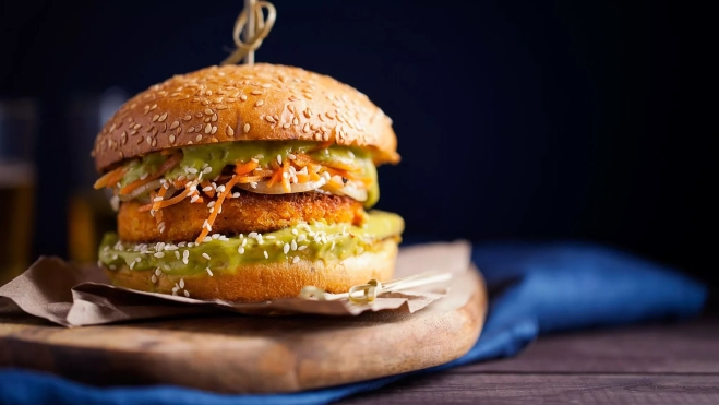 Hamburguesa de calabaza casera acompañada con guacamole / Canva Hamburguesa de calabaza casera acompañada con guacamole / Canva
