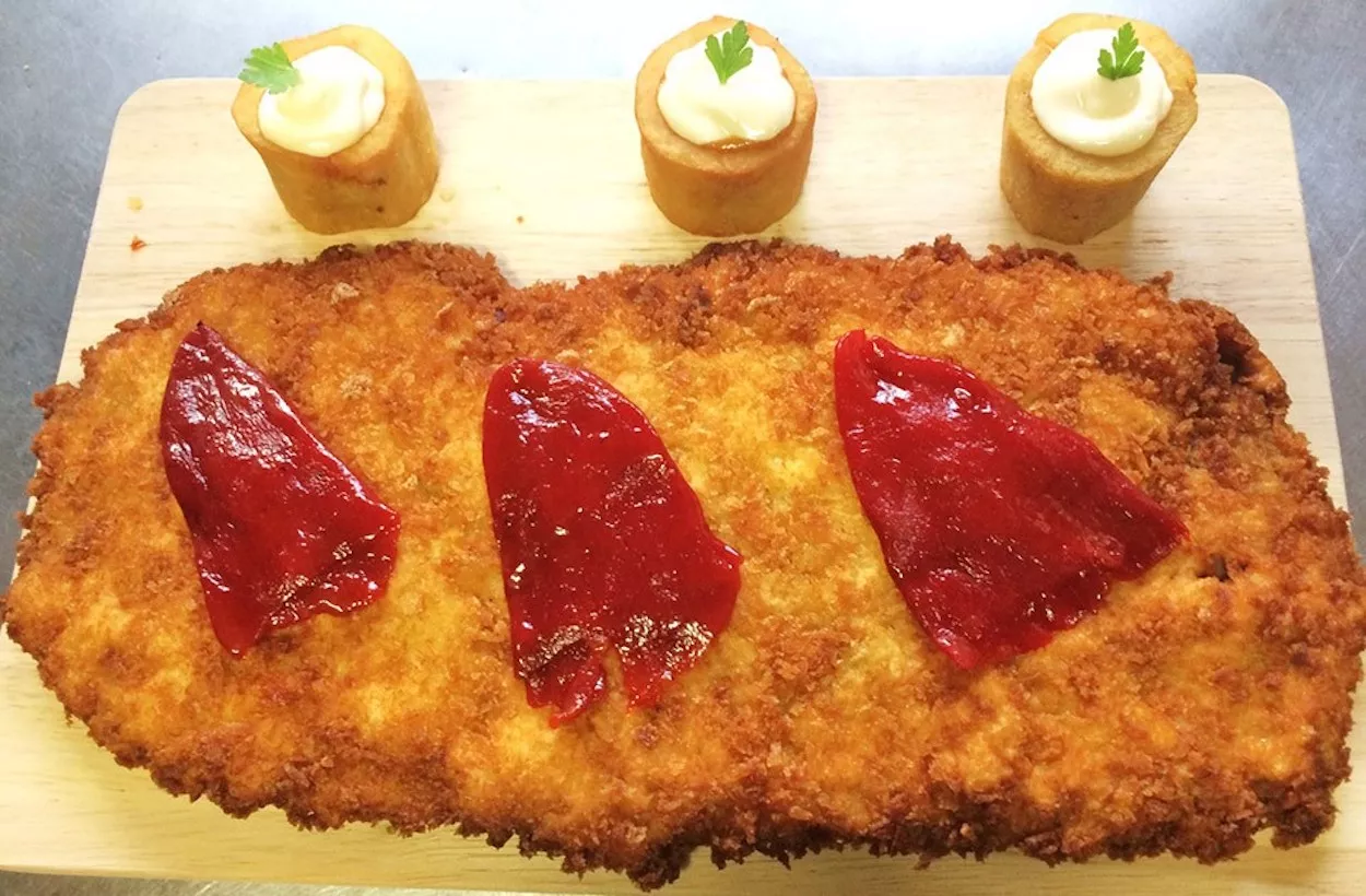 Cachopo con pimientos del piquillo / Fuente: Las Tablas del Campillín Cachopo con pimientos del piquillo / Fuente: Las Tablas del Campillín