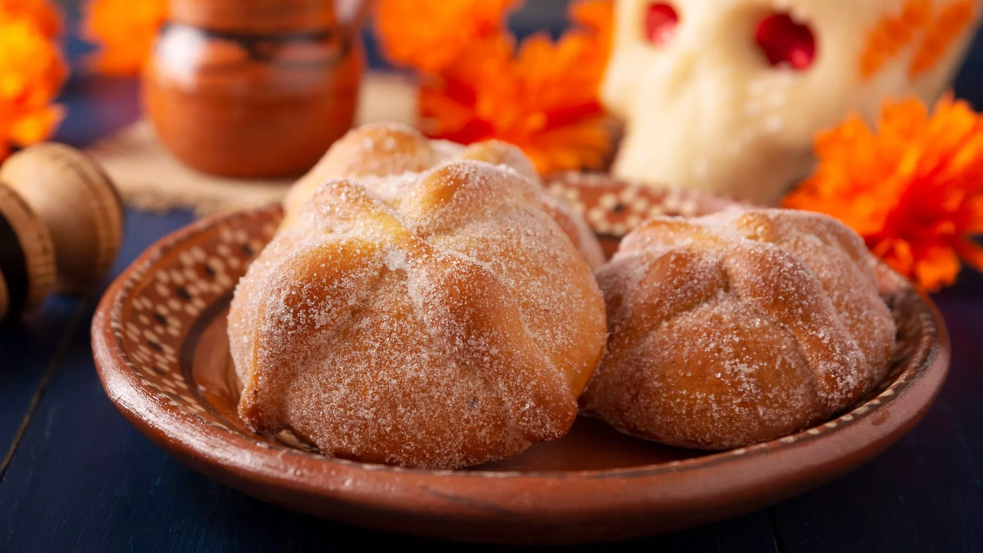 Plato con pan de muerto en un altar mexicano / Canva Plato con pan de muerto en un altar mexicano / Canva