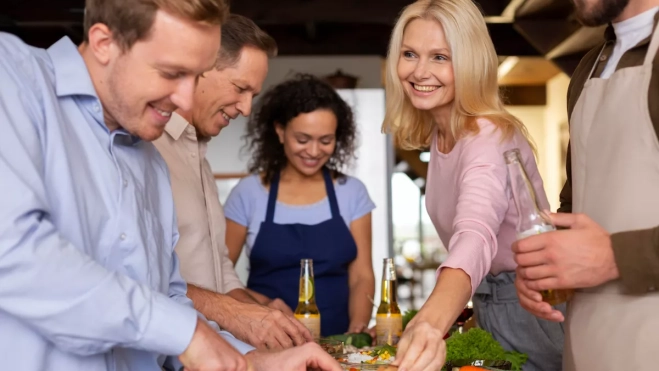 Amigos sonrién durante una experiencia culinaria FREEPIK Amigos sonrién durante una experiencia culinaria FREEPIK