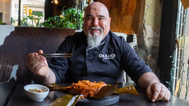 El chef Joan Bagur con su tamal Zacahuil en el restaurante Oaxaca / Cedida El chef Joan Bagur con su tamal Zacahuil en el restaurante Oaxaca / Cedida