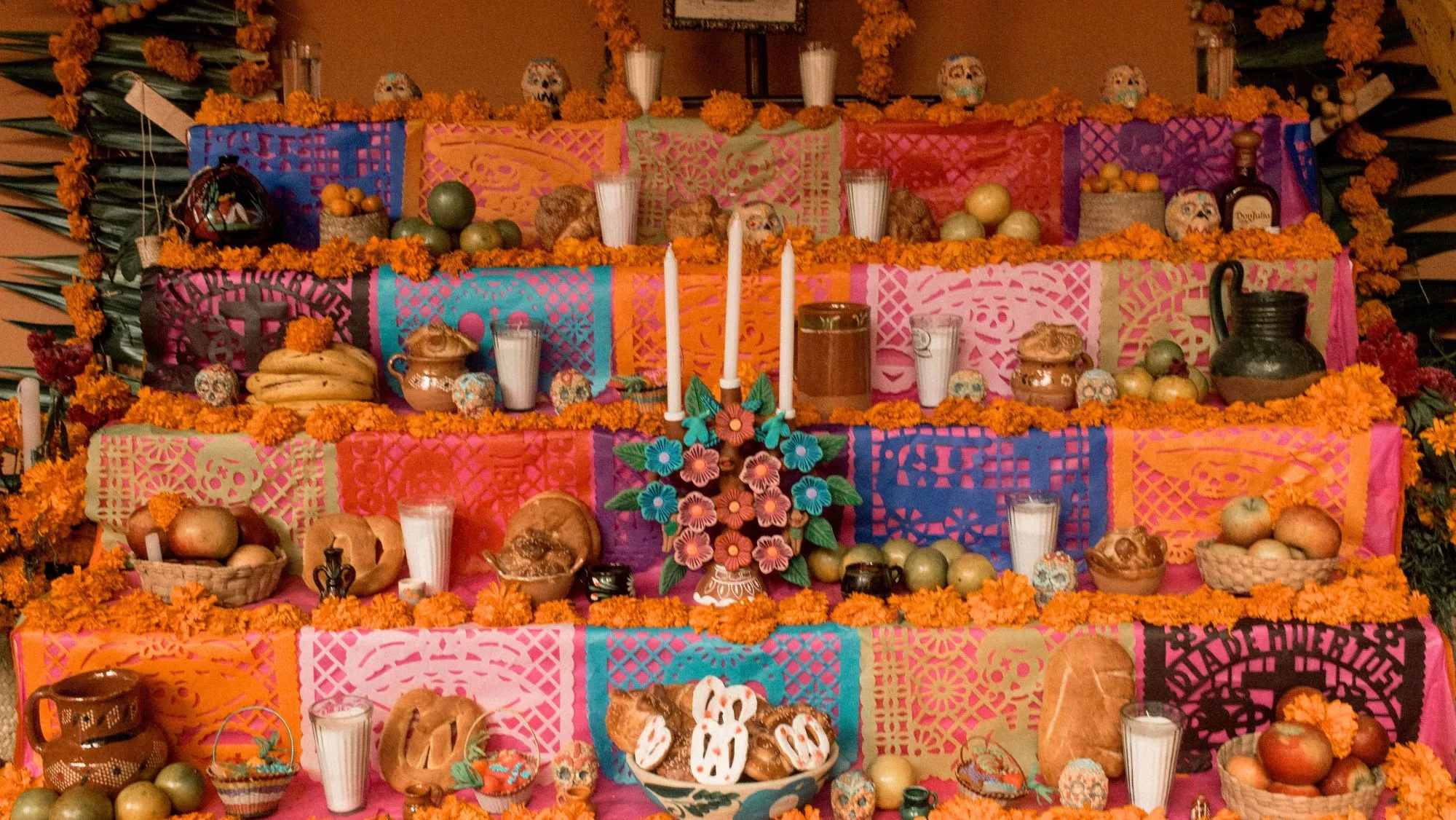 Ofrendas de comida en un altar de muertos mexicano / Canva