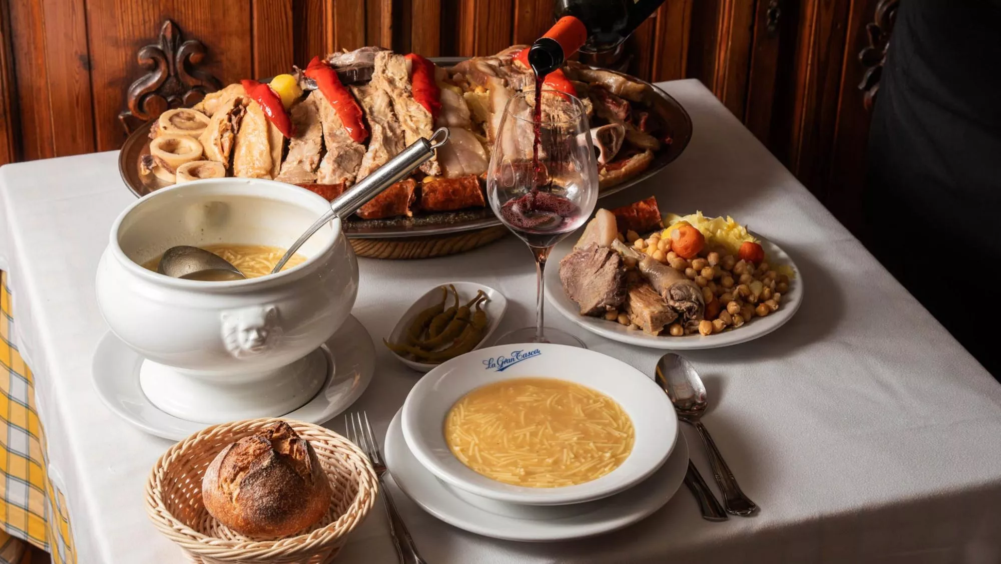 El cocido madrileño del histórico restaurante La Gran Tasca (Madrid) / Cedida