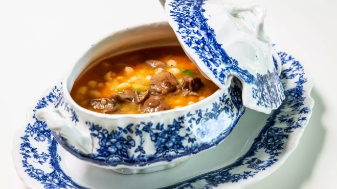 Alubias de Saldaña guisadas con senderuelas en el restaurante Villoldo (Madrid) / Cedida Alubias de Saldaña guisadas con senderuelas en el restaurante Villoldo (Madrid) / Cedida