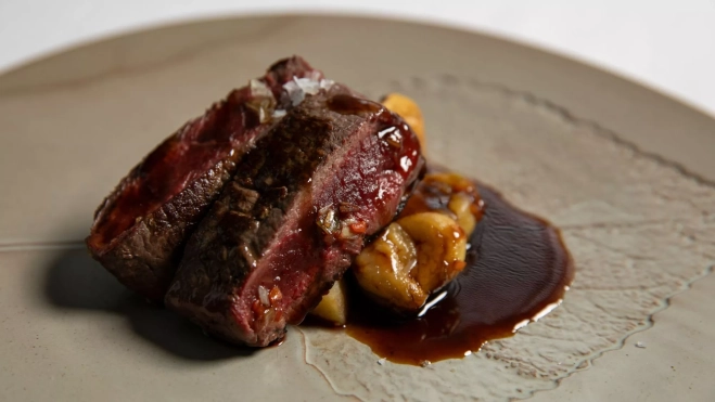 Gamo asado con setas, castañas y membrillo en el restaurante Treze (Madrid) / Cedida Gamo asado con setas, castañas y membrillo en el restaurante Treze (Madrid) / Cedida