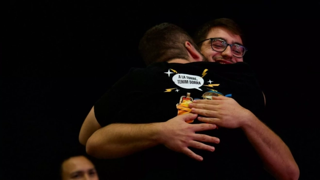 Adrià y Rafel aguilera se abrazan en el concurso de mejor 'panettone' 2025 / SIMON SÁNCHEZ Adrià y Rafel aguilera se abrazan en el concurso de mejor 'panettone' 2025 / SIMON SÁNCHEZ