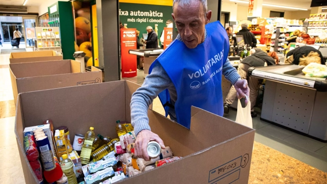 Voluntario participa en la recogida de El Gran Recapte / Cedida Voluntario participa en la recogida de El Gran Recapte / Cedida