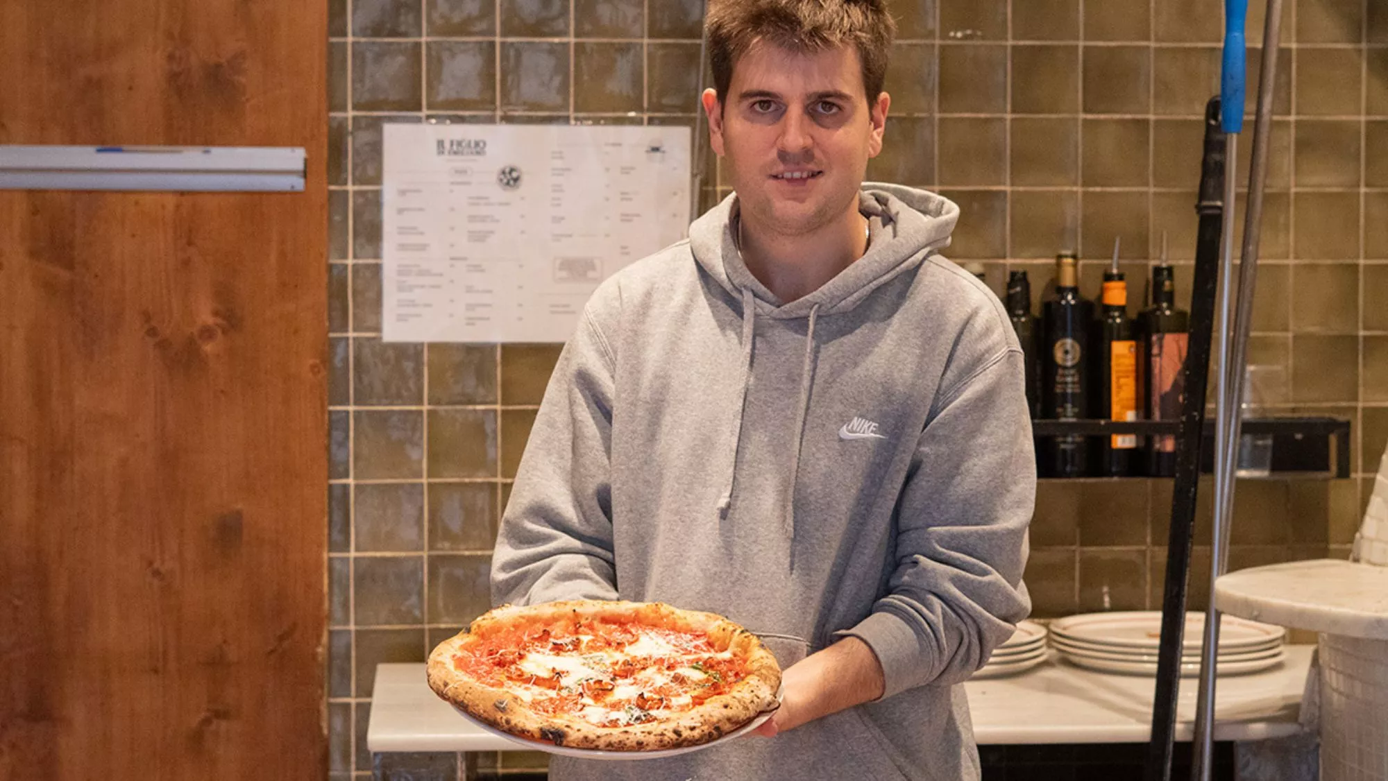 Eric Ayala (Il Figlio di Emiliano, Sabadell) muestra una de sus pizzas recién hechas / Txaber Allué