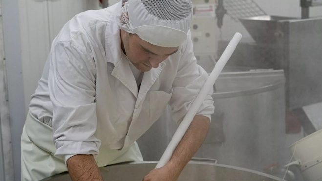 Eric Ayala (Il Figlio di Emiliano) elabora sus propias mozzarellas / Txaber Allué Eric Ayala (Il Figlio di Emiliano) elabora sus propias mozzarellas / Txaber Allué