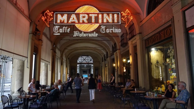 Letrero luminoso del Caffè Torino a la entrada del establecimiento / Yolanda Cardo
