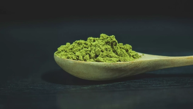 El reconocible té matcha verde en una cuchara / Canva El reconocible té matcha verde en una cuchara / Canva