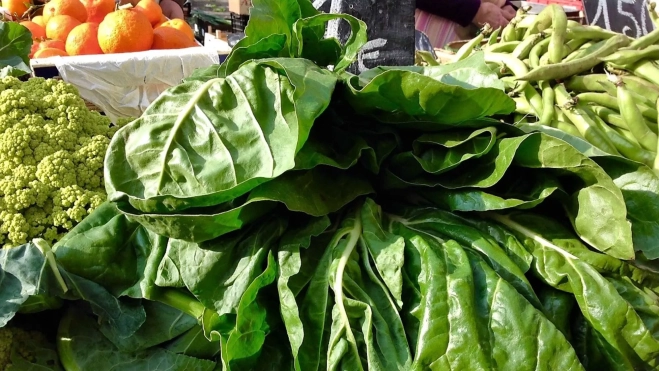 Acelgas frescas en un mercado / Antonio Ron
