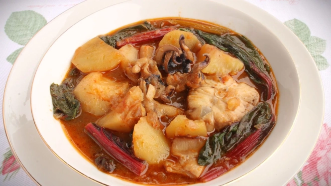 Guiso de cazón, sepia, patatas y acelgas: receta Inés Butrón / Antonio Ron