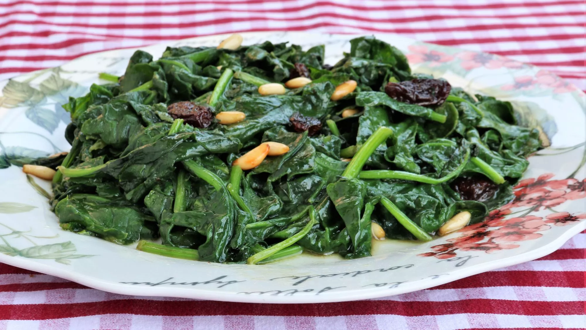 Espinacas salteadas con piñones y pasas: receta de Inés Butrón / Antonio Ron