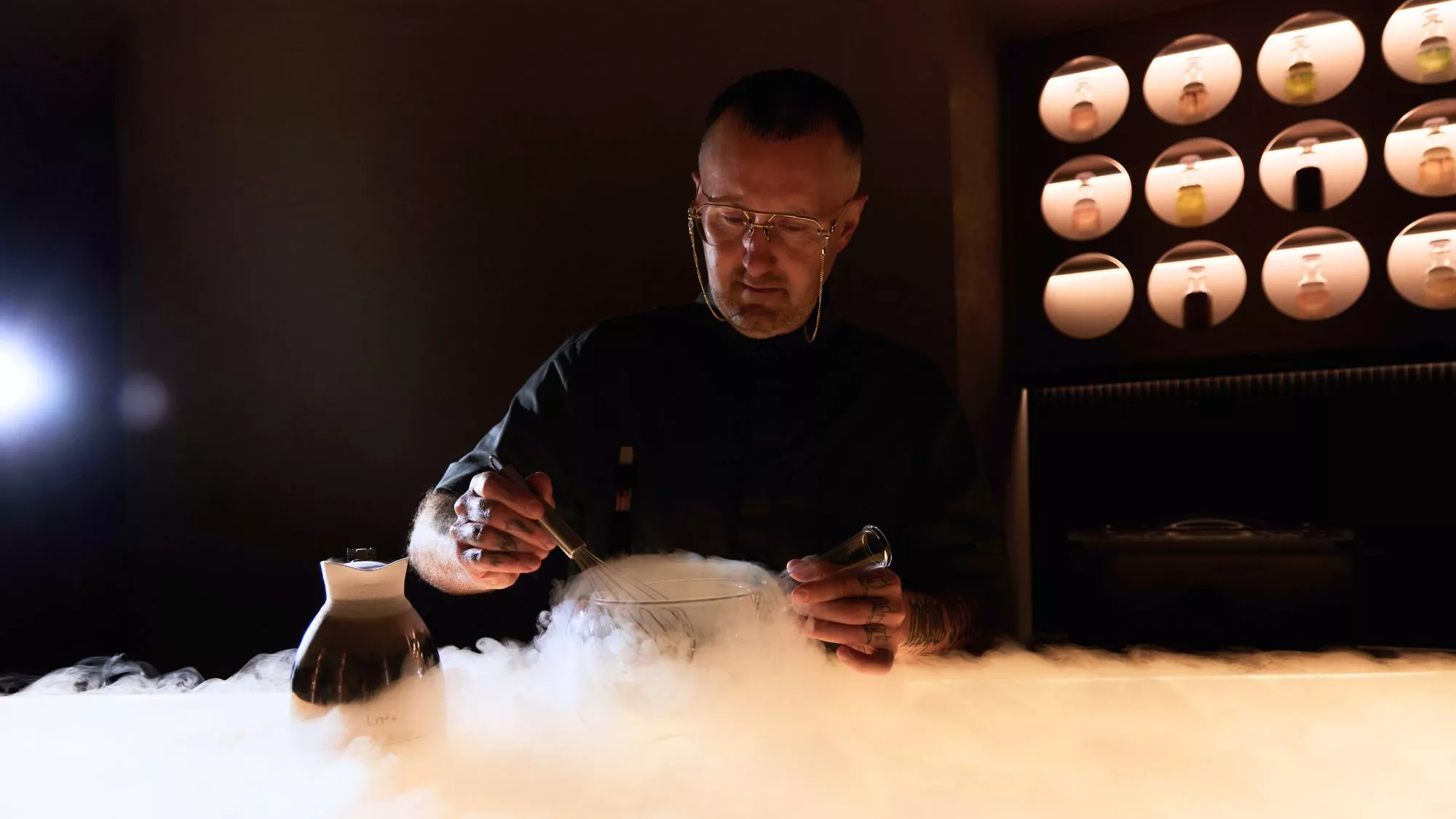 Alex Kratena experimenta en la Sala de Compuestos de la coctelería Kyara (Barcelona) / Cedida