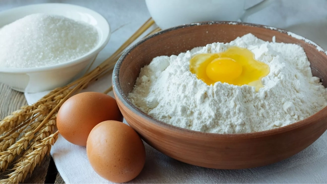 Huevos, harina y azúcar para elaborar un bizcocho / Canva
