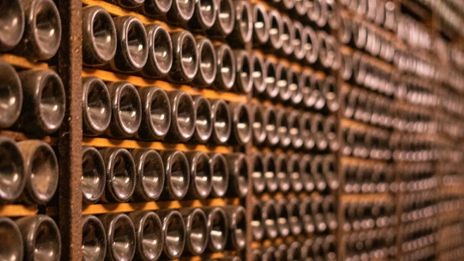 Botellas de vino almacenadas en las Bodegas Franco Españolas de Logroño / Txaber Allué