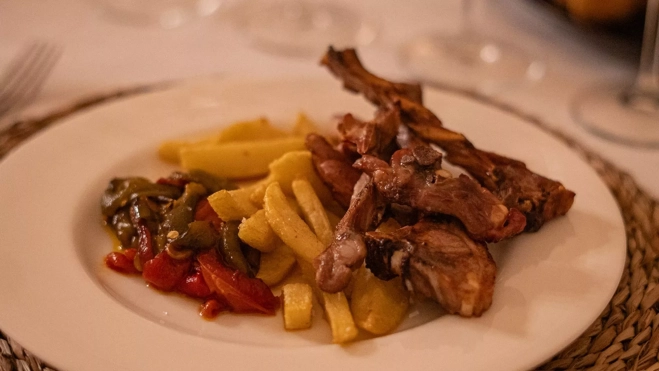 Chuletillas de cordero al sarmiento en Bodegas Franco- Españolas (Logroño) / Txaber Allué