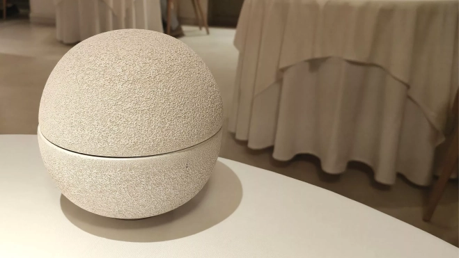 La esfera donde se curan las yemas en la mesa en Divinum (Girona) / Òscar Gómez La esfera donde se curan las yemas en la mesa en Divinum (Girona) / Òscar Gómez