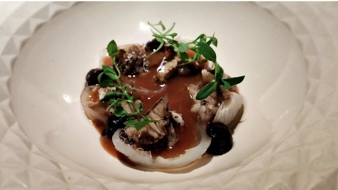 Cebolla de Figueras, caracoles y anchoas, el mar y montaña de Divinum (Girona) / Òscar Gómez Cebolla de Figueras, caracoles y anchoas, el mar y montaña de Divinum (Girona) / Òscar Gómez