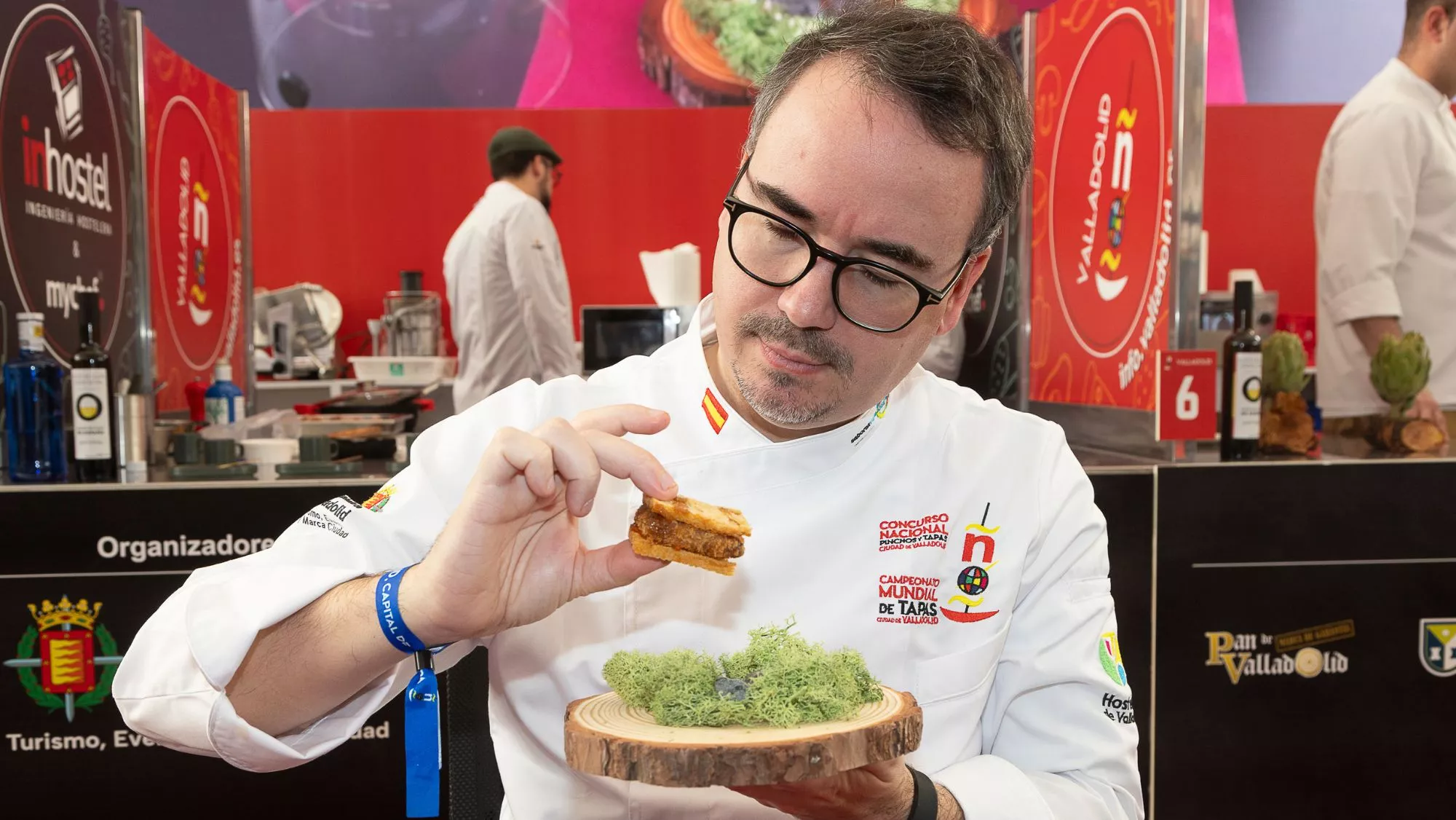 El chef Paco Morales prueba uno de los bocados presentados al XXI Concurso Nacional Pinchos y Tapas de Valladolid / Cedida