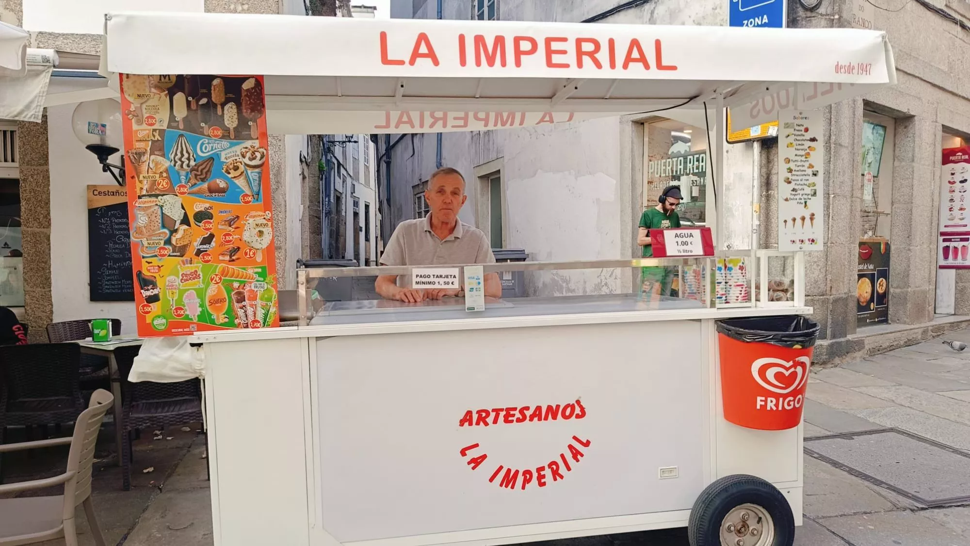 Manolo Prieto con su carrito de helados La Imperial en Santiago de Compostela / Cedida