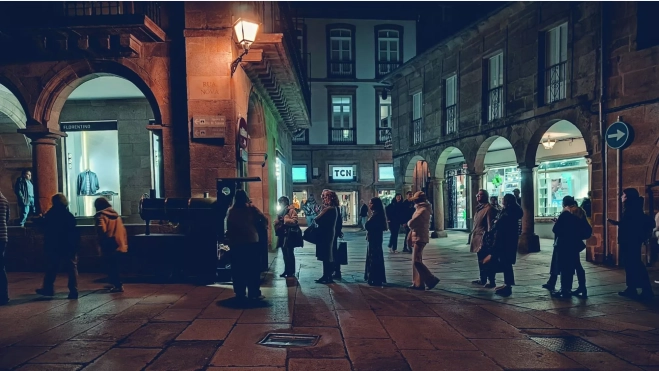 Colas en la locomotora de castañas de Manolo Prieto en Santiago de Compostela / Cedida Colas en la locomotora de castañas de Manolo Prieto en Santiago de Compostela / Cedida