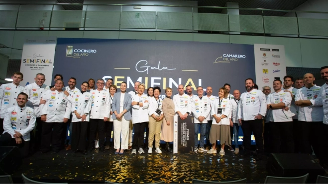 Finalistas y jurado en la semifinal de Alicante de los Concursos Cocineri y Camarero del Año / Cedida Finalistas y jurado en la semifinal de Alicante de los Concursos Cocineri y Camarero del Año / Cedida