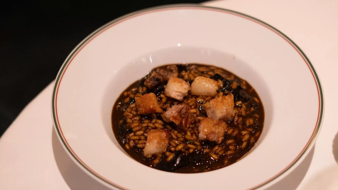 Arroz cremoso de trompetas y papada a la brasa en Finorri (Barcelona) / Txaber Allué