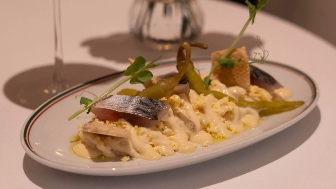 Ensaladilla con caballa marinada y piparra ahumada de Finorri / Txaber Allué