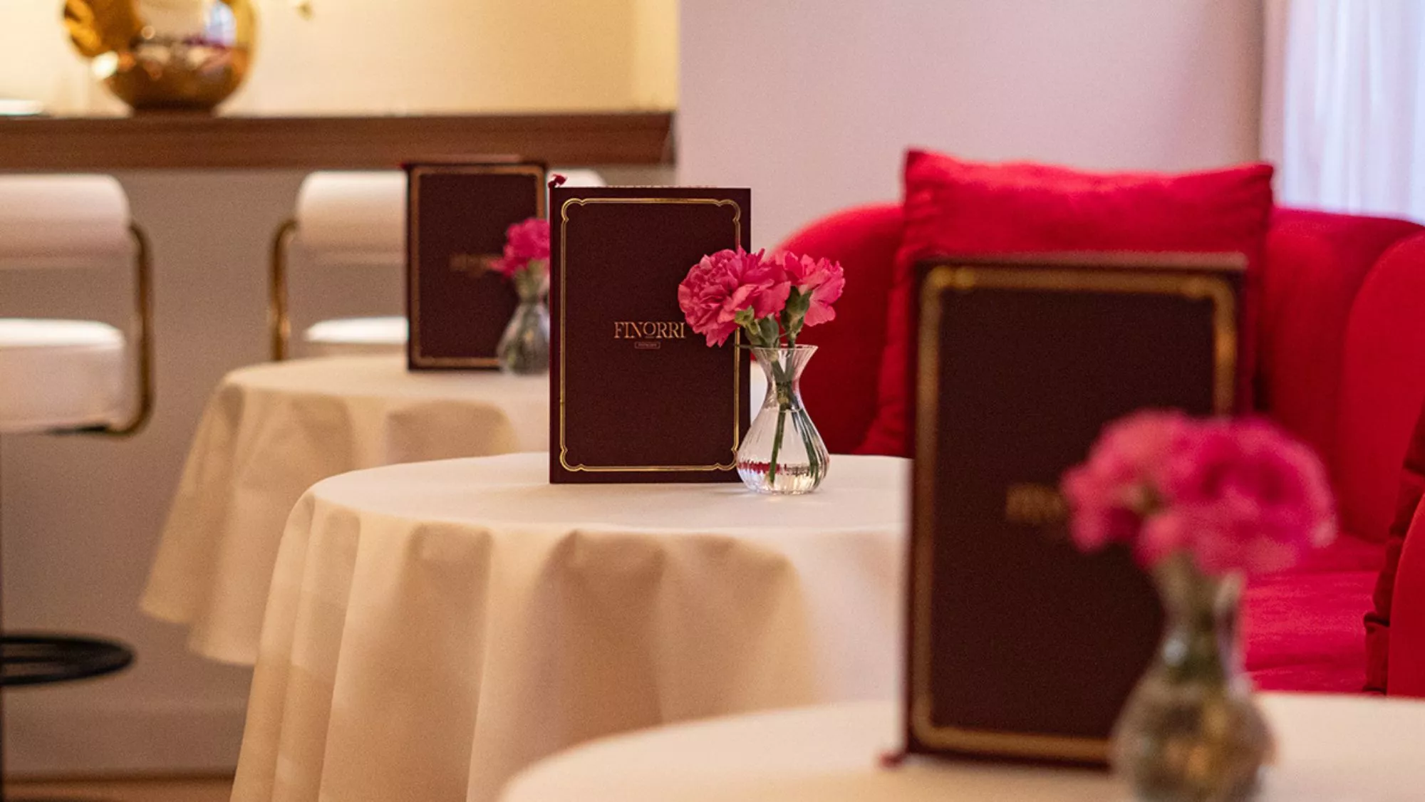 La mesas del restaurante Finorri ubicado en los bajos del Hotel Condal (Barcelona) / Txaber