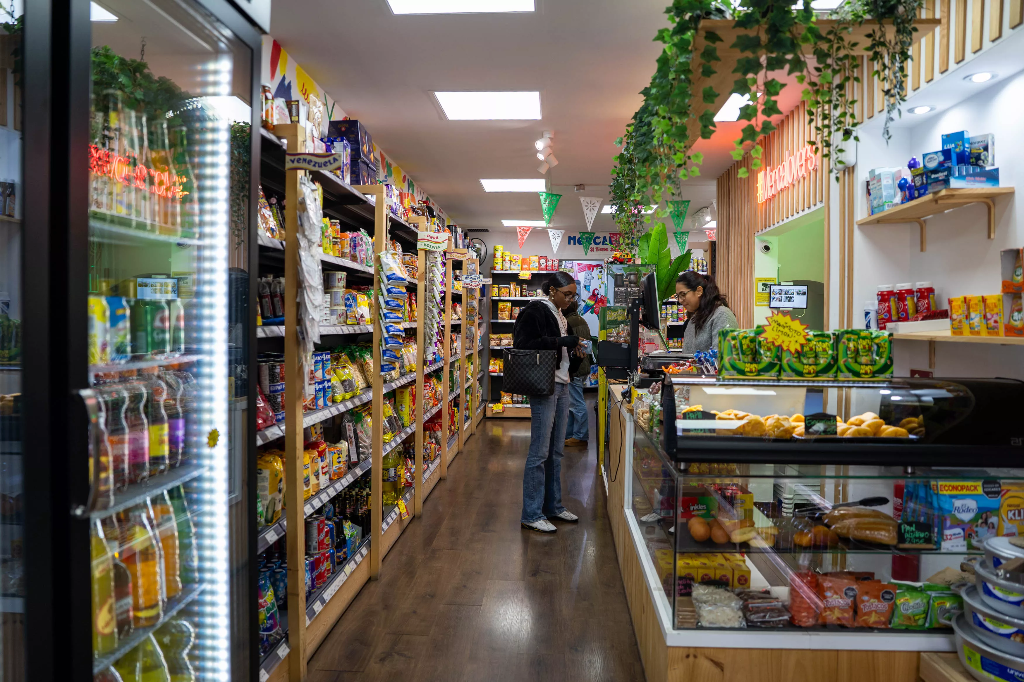 Interior del colmado latino Mercalatina en Sants (Barcelona) / GALA ESPÍN / Colmados latinos en Barcelona: las tiendas que dan sabor y arraigo a los barrios