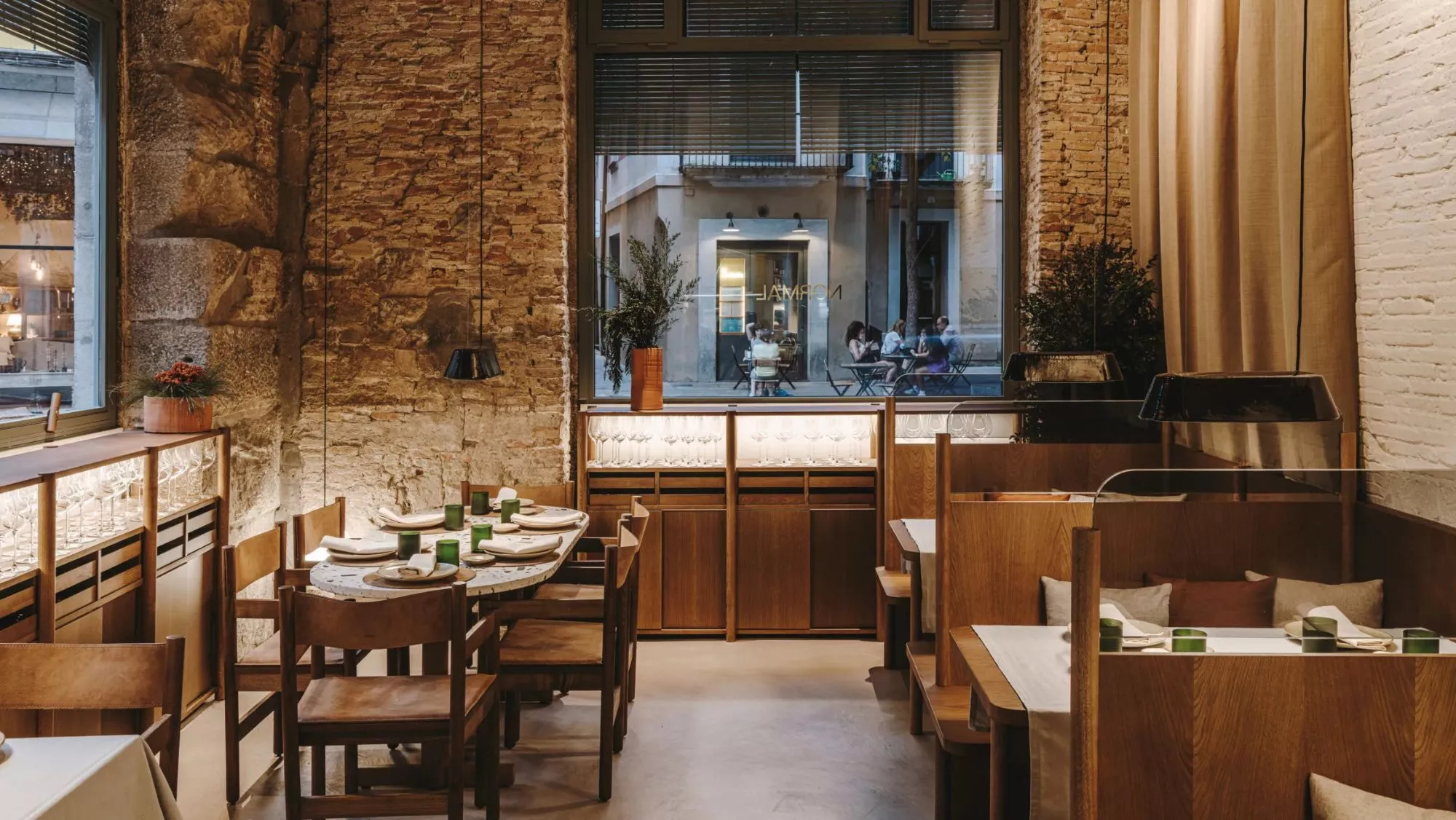 Interior del restaurante Normal en el Barri Vell de Girona / Celler de Can Roca